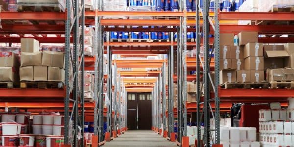Estanterías de almacén con productos en centro de distribución