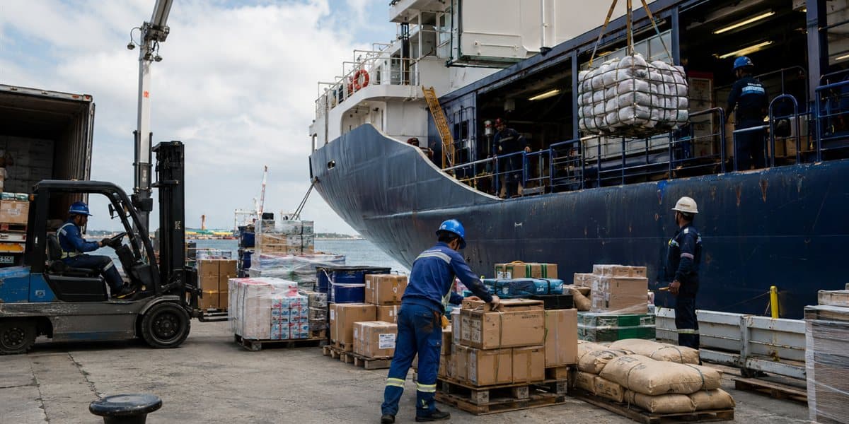 Repuestos y suministros entregados a un buque en puerto
