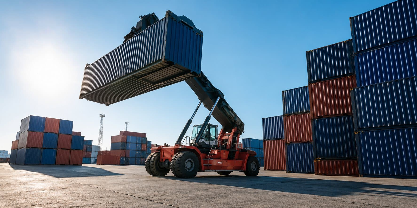 Reach stacker manipulando contenedores para exportación